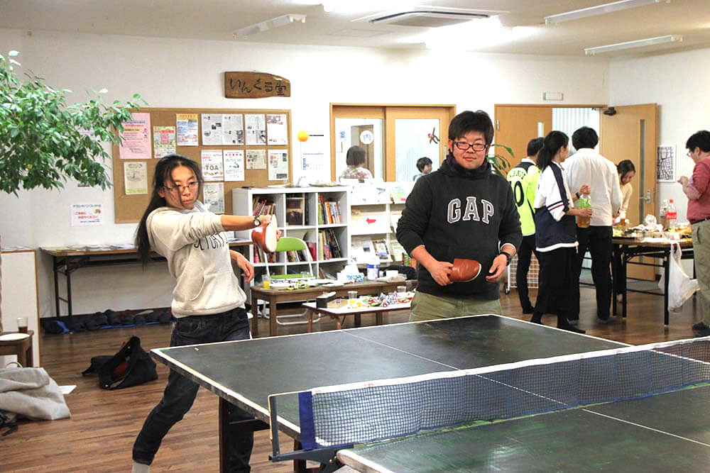 新人歓迎卓球大会の様子(3月)スリッパチャレンジ